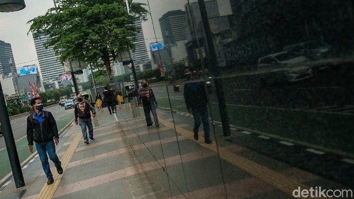Pemprov DKI mengklaim Jakarta sudah masuk zona hijau COVID-19. Aktivitas warga pun terpantau sedikit meningkat dari saat awal-awal PPKM. Faktanya?