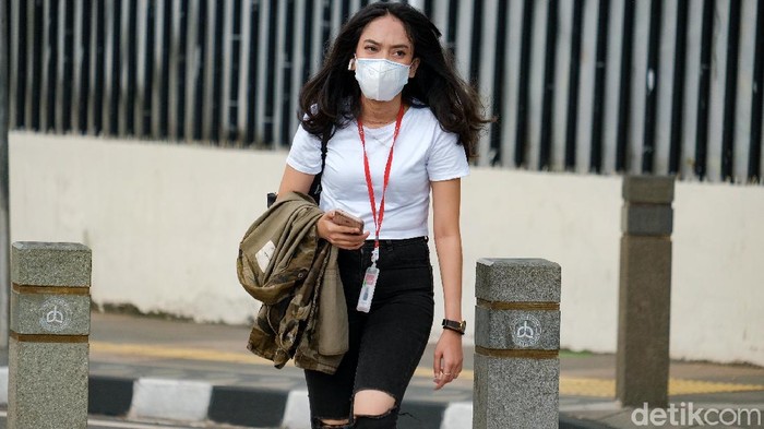 Pemprov DKI mengklaim Jakarta sudah masuk zona hijau COVID-19. Aktivitas warga pun terpantau sedikit meningkat dari saat awal-awal PPKM. Faktanya?