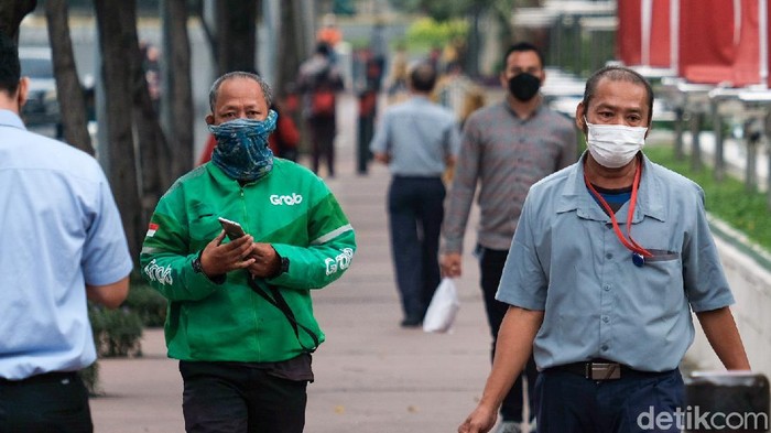 Pemprov DKI mengklaim Jakarta sudah masuk zona hijau COVID-19. Aktivitas warga pun terpantau sedikit meningkat dari saat awal-awal PPKM. Faktanya?