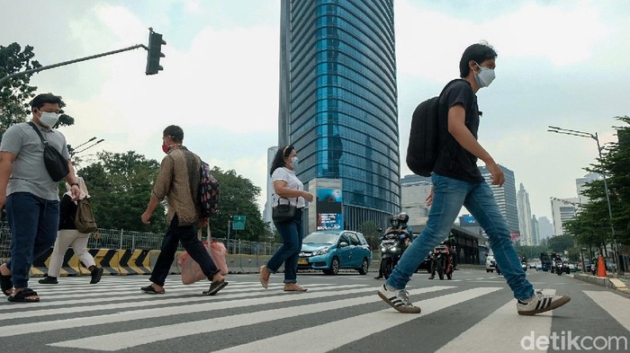Pemprov DKI mengklaim Jakarta sudah masuk zona hijau COVID-19. Aktivitas warga pun terpantau sedikit meningkat dari saat awal-awal PPKM. Faktanya?