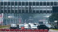 Terpantau lalu-lintas ramai lancar di Jalan Sudirman. Pemberlakuan ganjil-genap juga masih tetap dilakukan guna membatasi jumlah kendaraan yang lalu lalang di Ibu Kota.  