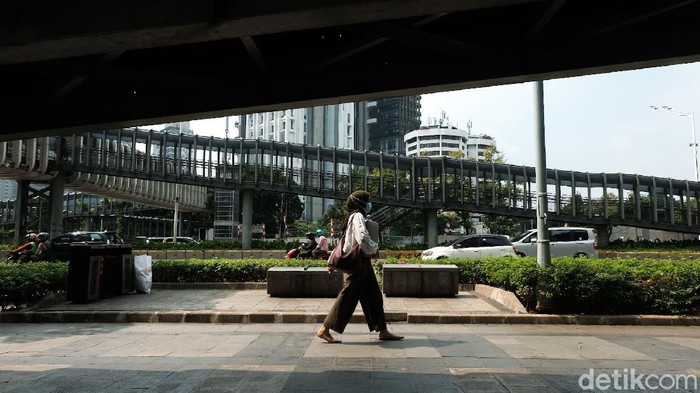 Pemprov DKI mengklaim Jakarta sudah masuk zona hijau COVID-19. Aktivitas warga pun terpantau sedikit meningkat dari saat awal-awal PPKM. Faktanya?