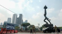 Berdasarkan data dari Satgas Penanganan COVID-19 yang diakses melalui situs covid19.go.id pada Minggu (22/8/2021), mayoritas wilayah DKI Jakarta masih berada dalam kategori zona oranye atau risiko sedang penularan COVID-19. Hanya Kepulauan Seribu yang masuk kategori zona kuning atau risiko rendah penularan Corona. Meski demikian, DKI Jakarta memang mengalami perubahan positif dalam penanganan COVID-19. Sejak sepekan lalu, DKI Jakarta sudah tidak masuk zona merah COVID-19.  
