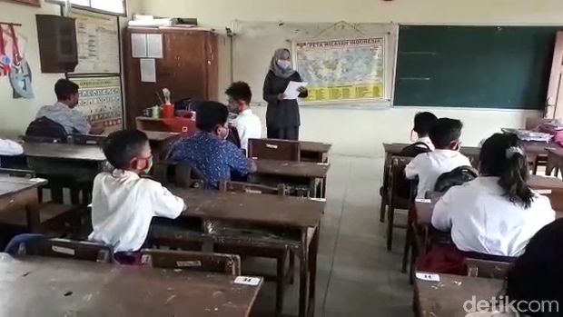PTM Perdana di Rembang, ada yang tak berseragam (23/8/2021)