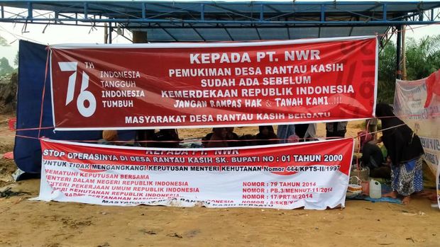 Puluhan emak-emak di Kampar, Riau nekat nginap di kebun sawit lantaran takut lahannya diambil