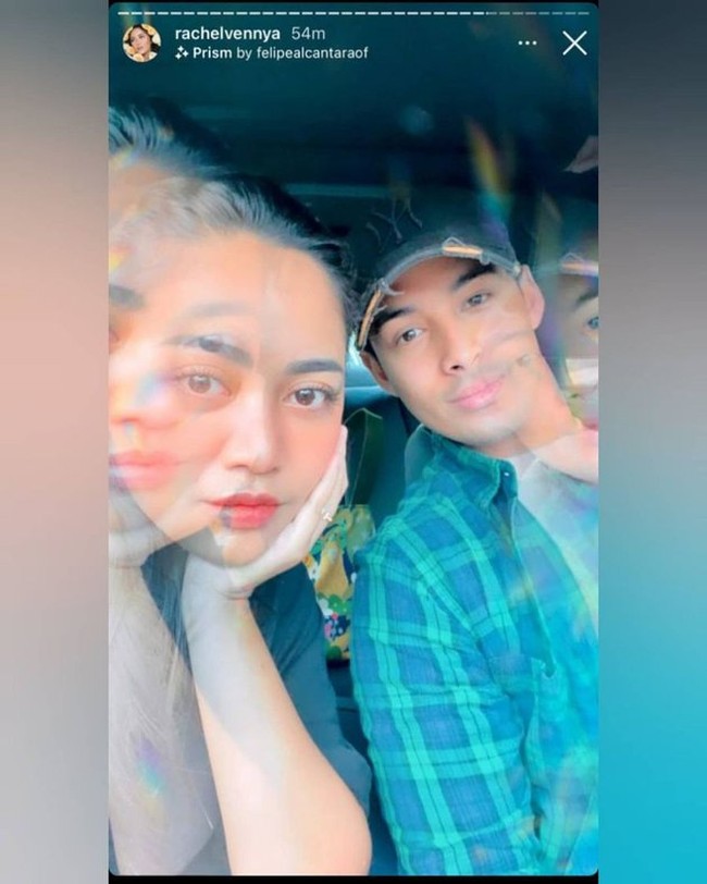 Melalui akun media sosial Instagramnya, Rachel Vennya dan Salim Nauderer kerap membagikan momen-momen kebersamaan mereka. Tak hanya itu saja, baru-baru ini keduanya pun terlihat diwawancara singkat oleh Denny Sumargo. Video Reels wawancara singkat bersama Rachel dan Salim itu kemudian diunggah Denny di Instagramnya. Foto: Instagram