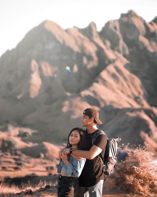 Tak hanya ke Dubai, Rachel Vennya dan Salim Nauderer pun pernah jalan-jalan bersama ke Labuan Bajo. Namun tak hanya berdua saja, Salim dan Rachel tampak ditemani oleh teman-temannya. Foto: Instagram
