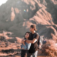 Tak hanya ke Dubai, Rachel Vennya dan Salim Nauderer pun pernah jalan-jalan bersama ke Labuan Bajo. Namun tak hanya berdua saja, Salim dan Rachel tampak ditemani oleh teman-temannya. Foto: Instagram