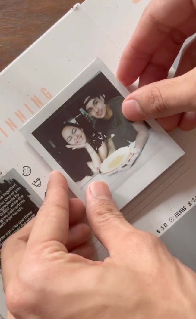 Sedangkan ketika ditanya oleh Denny siapa yang paling bucin diantara mereka berdua, Salim dan Rachel pun saling menunjuk satu sama lain. Namun saat ditanya siapa yang paling tidak peka, posesif, dan cemburuan maka keduanya kompak menunjuk Salim. Foto: Instagram