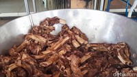 Sajian iga sapi atau konro jadi andalan di sini. Dalam sehari bisa menghabiskan hingga 300 potong iga sapi berukuran jumbo. Foto: detikFood/Yenny Mustika Sari