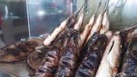 Ikan bakar juga tak kalah menggoda dan jadi incaran di RM Marannu. Setiap harinya 100 ekor ikan ludes terjual. Ada dua jenis ikan yang ditawarkan yaitu bandeng dan bawal. Foto: detikFood/Yenny Mustika Sari
