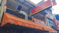 RM Marannu berloksai di Jalan Boulevard Kelapa Gading, Jakarta Utara. Berupa restoran dua lantai yang sederhana. Restoran ini sudah eksis sejak tahun 1984. Foto: detikFood/Yenny Mustika Sari