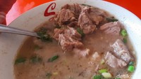 Ada juga coto Makassar yang gurih mlekoh. Kuahnya keruh karena menggunakan campuran kacang tanah tumbuk. Bisa memilih varian daging sapi saja atau campuran jeroan. Foto: detikFood/Yenny Mustika Sari