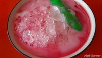 Puas menyantap hidangan utama, kamu harus menutupnya dengan seporsi es pisang ijo (Rp25 ribu). Ada sensasi gurih dari bubur sumsum, legit dari pisang ijo, dan manis segar dari sirup pisang ambon. Foto: detikFood/Yenny Mustika Sari