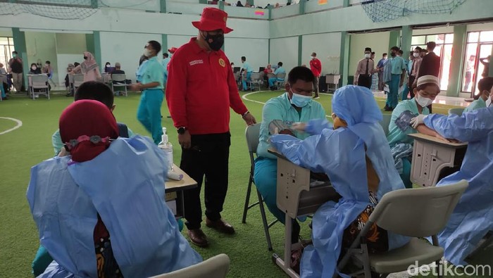 Dua ribu santri Pesantren Progresif Bumi Salawat menjalani vaksinasi COVID-19 dosis kedua. Ini untuk mempercepat persiapan sekolah tatap muka.