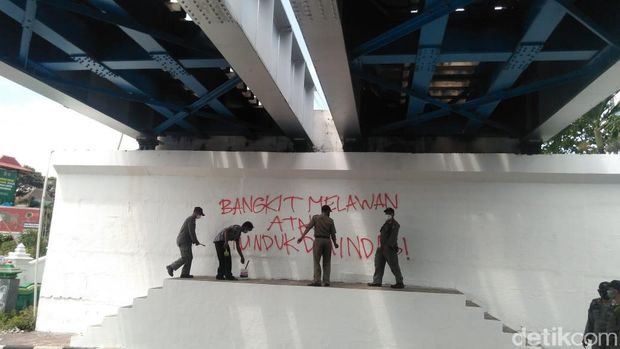 Satpol PP hapus mural di bawah Jembatan Kewek (Kleringan), Kota Yogyakarta, Senin (23/8/2021).