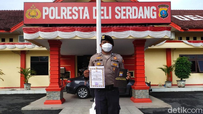 Seorang personel Polresta Deli Serdang menolong pria jatuh dari sepeda. Ternyata korban ialah eks Kapolda Sumut Irjen (Purn) Martuani Sormin. (Ahmad Afrah/detikcom)