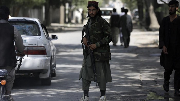 A Taliban fighter stands guard at a checkpoint in the Wazir Akbar Khan neighborhood in the city of Kabul, Afghanistan, Sunday, Aug. 22, 2021. A panicked crush of people trying to enter Kabuls international airport killed several Afghan civilians in the crowds, the British military said Sunday, showing the danger still posed to those trying to flee the Talibans takeover of the country. (AP Photo/Rahmat Gul)