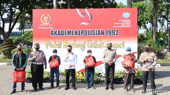 Seribu paket sembako dibagikan ke tukang becak hingga ojek online (ojol) di Surabaya. Paket sembako ini secara simbolis dibagikan Batalyon Pratisarawirya, Akademi Kepolisian (Akpol) 1992 dalam peringatan HUT ke-29.