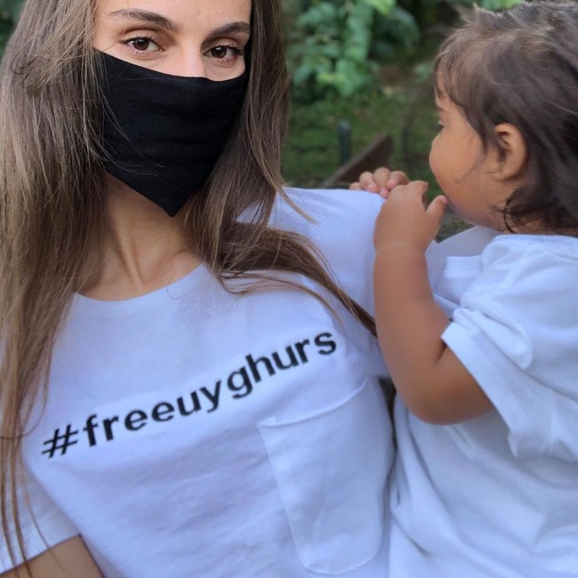 Apakah kamu baik saja. Teman-teman setimku di Afghanistan, Tidak aku tidak baik-baik saja. Aku tahu mereka tak lama lagi akan mendatangiku, bisakah kamu menolongku? @FIFAcom bagaimana aku harus menjawab pertanyaan ini? Kita harus bergerak untuk menyelamatkan timku. Mereka adalah saudari-saudariku, tulisnya. Foto: Instagram @shabnam_mobarez