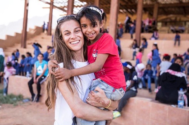 Aku rutin bicara dengan mereka di WhatsApp dan mencoba yang terbaik agar mereka tidak down. Ketika aku kapten di timnas, aku selalu mengatakan pada para pemain bahwa semuanya akan baik-baik saja, mereka bisa menghadapinya bersama. Foto: Instagram @shabnam_mobarez