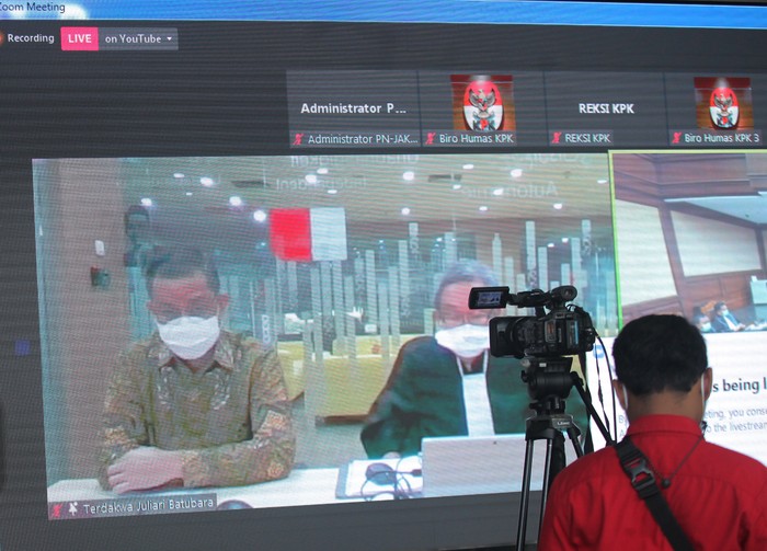 Terdakwa mantan Menteri Sosial Juliari Batubara menjalani sidang pembacaan vonis kasus korupsi Bantuan Sosial (Bansos) COVID-19 secara virtual di gedung PN Tipikor Jakarta, Senin (23/8/2021). ANTARA FOTO/Reno Esnir/wsj. *** Local Caption ***