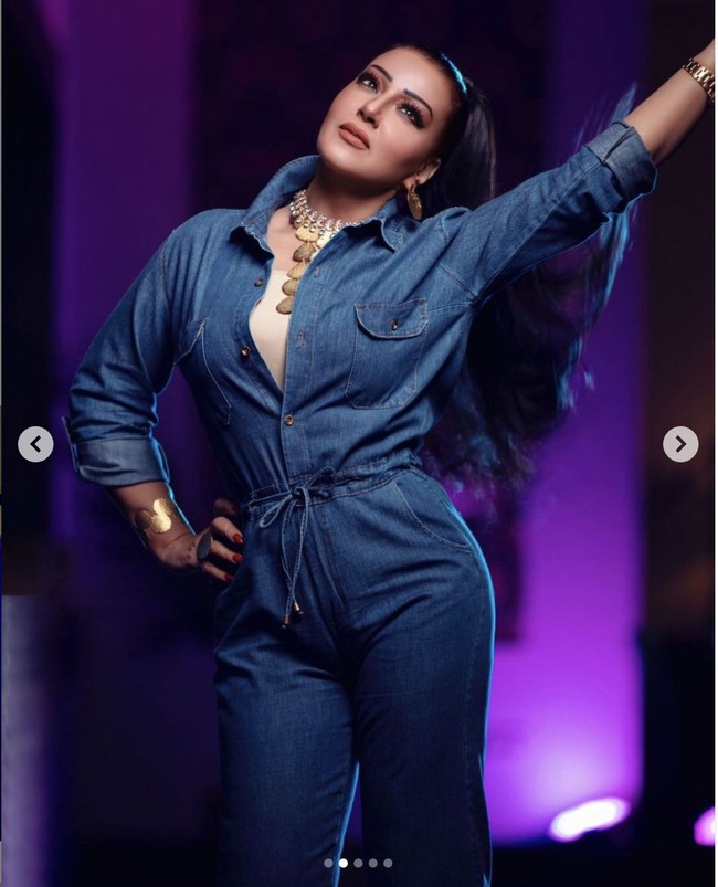 Kini tidak lama setelah Ahmed Saad mengunggah foto pernikahannya dengan Alia, Somaya mengunggah foto di Twitter. Seperti dikutip dari albawaba, dia membuat cuitan yang menampilkan foto dirinya sedang berpose dengan tangan yang mengindikasikan ukuran. Netizen ramai menyebut kalau pose Somaya El-Khashab itu adalah untuk meledek ukuran alat kelamin Ahmed. Foto: Instagram