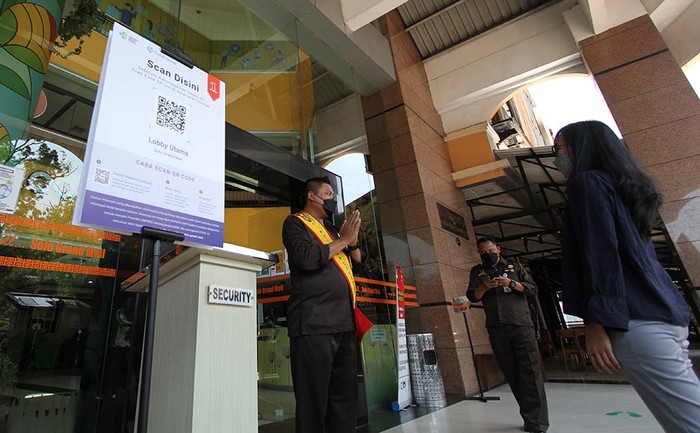Uji coba scan QRcode aplikasi Peduli Lindungi dilakukan di Solo Grand Mall (SGM). Simulasi ini untuk mengedukasi warga tentang tata cara masuk mal di Solo.
