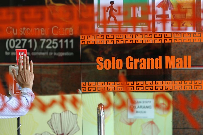 Sosialisasi Scan QRcode saat Masuk Mal Uji coba scan QRcode aplikasi Peduli Lindungi dilakukan di Solo Grand Mall (SGM). Simulasi ini untuk mengedukasi warga tentang tata cara masuk mal di Solo.