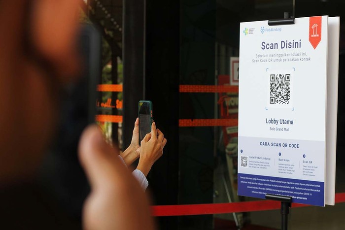 Sosialisasi Scan QRcode saat Masuk Mal Uji coba scan QRcode aplikasi Peduli Lindungi dilakukan di Solo Grand Mall (SGM). Simulasi ini untuk mengedukasi warga tentang tata cara masuk mal di Solo.