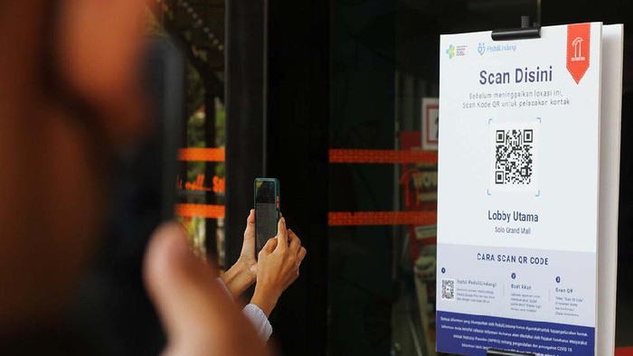 Sosialisasi Scan QRcode saat Masuk Mal Uji coba scan QRcode aplikasi Peduli Lindungi dilakukan di Solo Grand Mall (SGM). Simulasi ini untuk mengedukasi warga tentang tata cara masuk mal di Solo.