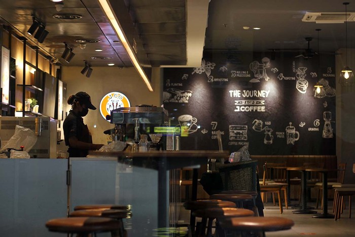 Sosialisasi Scan QRcode saat Masuk Mal Uji coba scan QRcode aplikasi Peduli Lindungi dilakukan di Solo Grand Mall (SGM). Simulasi ini untuk mengedukasi warga tentang tata cara masuk mal di Solo.