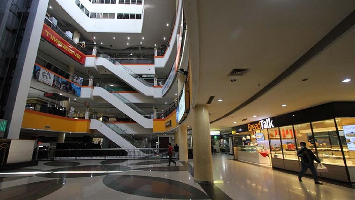 Uji coba scan QRcode aplikasi Peduli Lindungi dilakukan di Solo Grand Mall (SGM). Simulasi ini untuk mengedukasi warga tentang tata cara masuk mal di Solo.