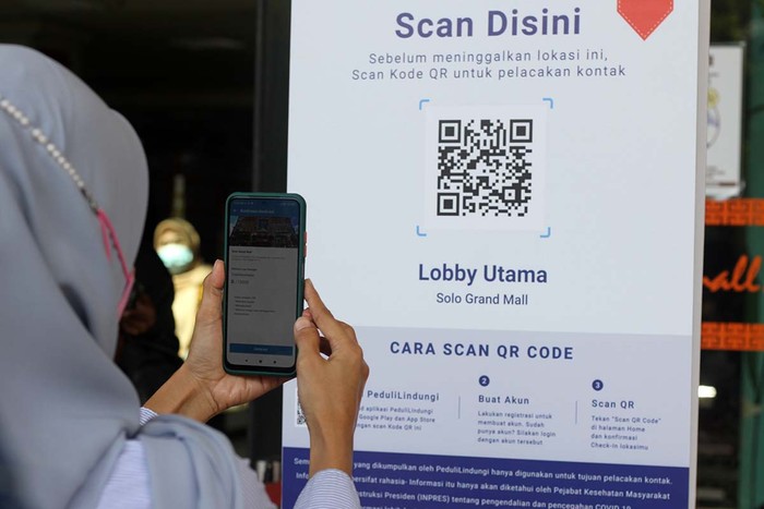Uji coba scan QRcode aplikasi Peduli Lindungi dilakukan di Solo Grand Mall (SGM). Simulasi ini untuk mengedukasi warga tentang tata cara masuk mal di Solo.