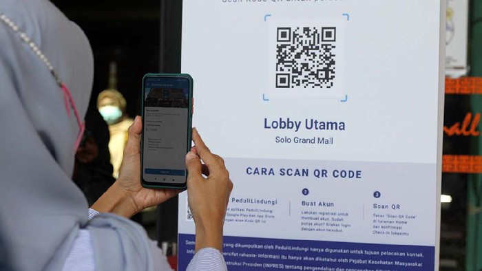 Sosialisasi Scan QRcode saat Masuk Mal Uji coba scan QRcode aplikasi Peduli Lindungi dilakukan di Solo Grand Mall (SGM). Simulasi ini untuk mengedukasi warga tentang tata cara masuk mal di Solo.