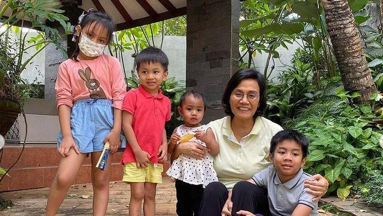 Sri Mulyani dan para cucu Sri Mulyani dan para cucu