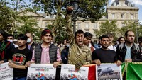 Berkuasanya Taliban di Ibu Kota Afghanistan dan sejumlah daerah lainnya mencuri atensi dunia, terlebih kondisi itu memicu terjadinya migrasi besar-besaran warga Afghanistan yang mencari suaka di negara lain. Aksi solidaritas untuk warga Afghanistan pun digaungkan di berbagai negara dunia, salah satunya Prancis. AP Photo/Adrienne Surprenant.