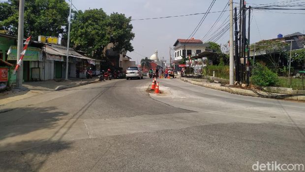 Tiang-tiang listrik sudah dicabut dari Jl Erha dekat Tol Brigif Depok, 23 Agustus 2021. (Athika Rahma/detikcom)