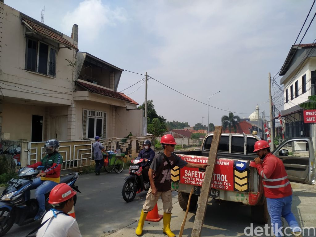 Tiang-tiang listrik sudah dicabut dari Jl Erha dekat Tol Brigif Depok, 23 Agustus 2021. (Athika Rahma/detikcom)