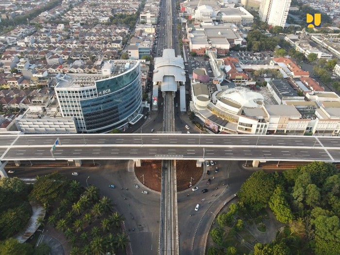 Jalan tol segmen Kelapa Gading – Pulo Gebang diresmikan pada hari ini Senin (23/8/2021). Begini penampakan jalan tol tersebut dari udara.