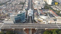 Ruas jalan tol segmen Kelapa Gading-Pulo Gebang dibangun oleh Badan Usaha Jalan Tol (BUJT) PT Jakarta Toll Road Development Jaya Pratama dan kontraktor KSO PT Jaya Konstruksi – PT Adhi Karya (Persero) Tbk dengan biaya konstruksi Rp3,16 triliun dan biaya investasi Rp 4,88 triliun.