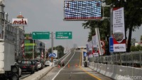Saat peresmian tol tersebut Presiden Jokowi didampingi Menteri PUPR Basuki Hadimuljono, Gubernur DKI Jakarta Anies Baswedan, dan Komisaris Utama Jakarta Toll Road Development.