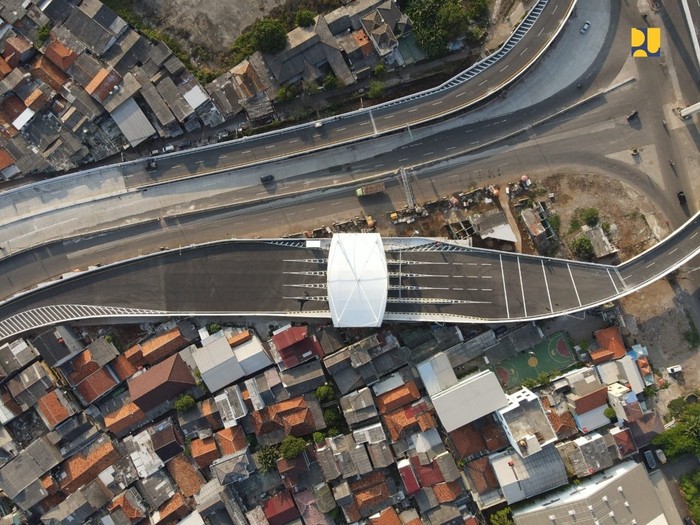 Jalan tol segmen Kelapa Gading – Pulo Gebang diresmikan pada hari ini Senin (23/8/2021). Begini penampakan jalan tol tersebut dari udara.