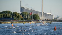 Para atlet menguji kekuatan saat berenang di pantai yang tidak jauh dari Amager Strandpark, Kopenhagen, Denmark (22/8).  (Mads Claus Rasmussen / Ritzau Scanpix)