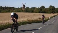 Peserta Ironman Copenhagen melibas aspal sejauh 180km menggunakan sepeda. Atlet triathlon dilarang bersepeda beriringan (peloton) seperti halnya balapan roadbike pada umumnya.  (Photo by Joern Pollex/Getty Images for IRONMAN)