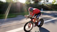 Atlet triathlon asal  Australia Cameron Wurf menggunakan sepeda Pinarello saat menempuh 180km. Wurf mencatat waktu 4 jam 2 menit 19 detik untuk melewati 180km dengan bersepeda.  (Photo by Joern Pollex/Getty Images for IRONMAN)