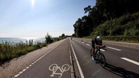 Atlet memacu sepedanya di pesisir pantai Kopenhagen.  (Photo by Joern Pollex/Getty Images for IRONMAN)