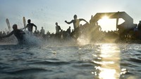 Para peserta dari 40 negara memulai triathlon dengan berenang sejauh 3,8km di Kopenhagen, Denmark (22/8). Cameron Wurf mencatat waktu 49 menit, 8 detik untuk menyelesaikannya. (Photo by Alexander Koerner/Getty Images for IRONMAN)