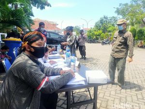 Petugas Berseragam Pejuang Warnai Vaksinasi di Sawahan, Surabaya