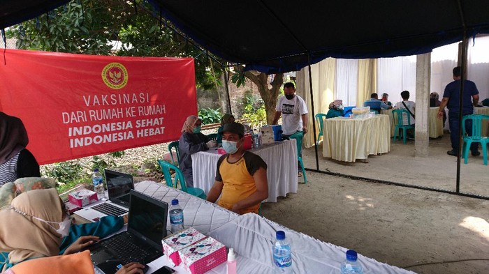 Vaksinasi warga bantaran rel kereta api di Cilegon (M Iqbal/detikcom)